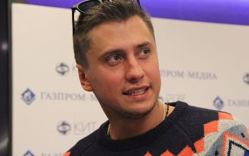 Российский актер Павел Прилучный показал подарки привезенные с Узбекистана - фото