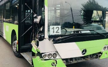 Выбил страйк: в Ташкенте водитель автобуса столкнулся со светофором, а затем с одним из жилых домов