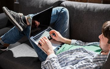 Американские ученые выявили прямую связь между временем в соцсетях и депрессией у молодежи