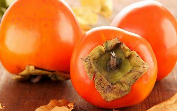 Диетолог раскрыла, чем может быть опасна хурма