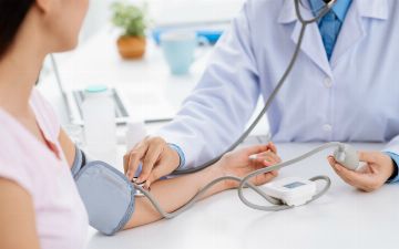 Кардиолог рассказал, при каких симптомах стоит немедленно обратиться к врачу