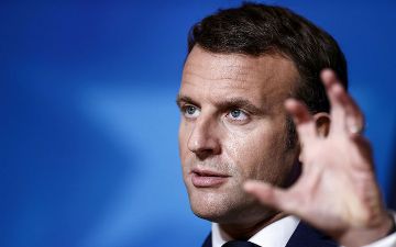 Макрон забил пенальти в благотворительном футбольном матче - фото<br>