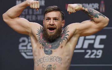 Конор Макгрегор избил итальянского диджея Франческо Факкинетти и разбил ему нос - видео