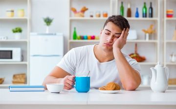 Почему после обеда сильно клонит в сон – как побороть сонливость