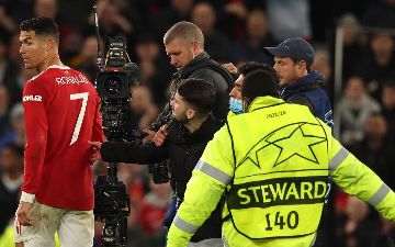 Болельщик прорвался на поле и схватил Роналду за футболку после матча ЛЧ - видео