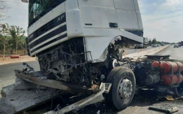 В Бухарской области водитель грузовика потерял управление и въехал в отбойник