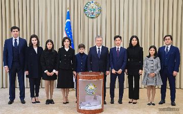 Шавкат Мирзиёев с семьей проголосовал на президентских выборах