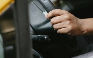 В Узбекистане предложили временно ограничивать право на управление транспортными средствами для должников по алиментам