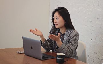 «Иногда сидишь спокойно на ужине, а где-то на другом конце земли взрывается полгорода», — редактор Repost Алёна Ким о том, как работает новостная служба издания  