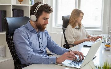 Прослушивание музыки во время работы снижает усталость так же хорошо, как и прогулка