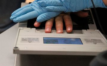 У прибывающих в Россию мигрантов могут начать брать отпечатки