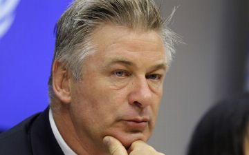 Обеспокоенная жена Алека Болдуина призналась, что актера преследует смерть женщины-оператора