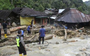 В результате наводнений в Индонезии погибли не менее пяти человек