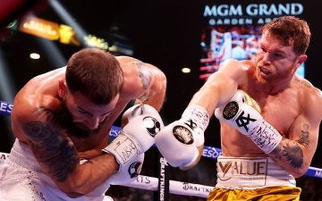 Лучший боксер мира выиграл нокаутом и стал первым абсолютным чемпионом мира - видео