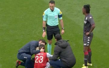 Судья отправил игрока в нокдаун в матче чемпионата Франции - видео