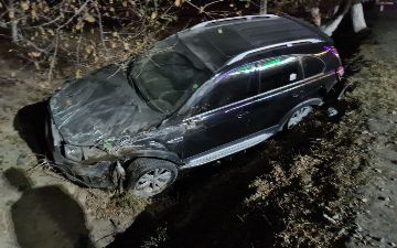 Служебная машина хокима Яккабогского района попала в ДТП, а затем застряла на дереве - фото