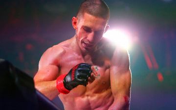 Странные дела в клетке: боец ММА попробовал на вкус кровь соперника - видео