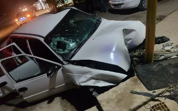 В Сурхандарьинской области водитель «Нексии» не справился с управлением и на скорости влетел в столб