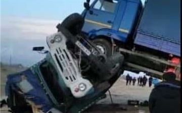 В Самаркандской области грузовой автомобиль «снёс» «ЗИЛ» - видео