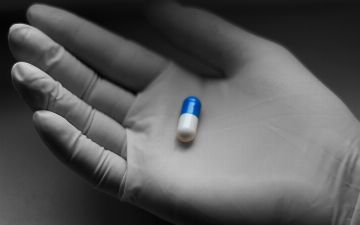 Pfizer начнет выпускать таблетки от коронавируса в 95 странах – подробности