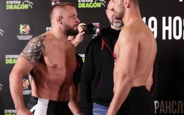 Боец MMA лежа на спине нокаутировал противника - видео
