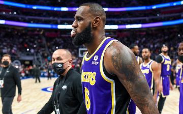 Леброн Джеймс разбил лицо противнику и устроил массовую потасовку в НБА - видео