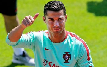 Криштиану Роналду вновь проявил добрый жест, согласившись помочь певице Пинк в благотворительной акции