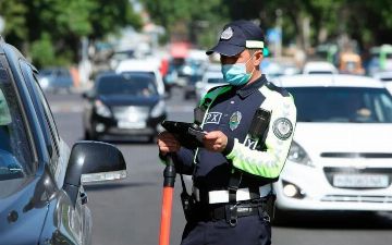 Водителям Узбекистана разрешили разговаривать по телефону без рук