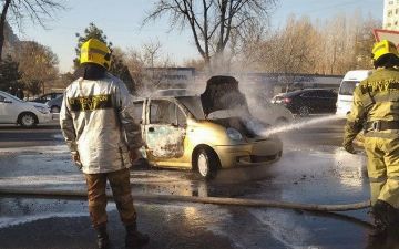 В Алмазарском районе Ташкента дотла сгорел «Матиз»: посмотрите на черный смолистый дым - видео