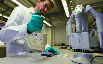 Ученые нашли антитело, которое поможет в создании вакцины против «омикрона» и остальных штаммов коронавируса – подробности