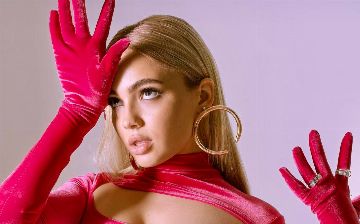 Валя Карнавал упала в обморок во время концерта - видео