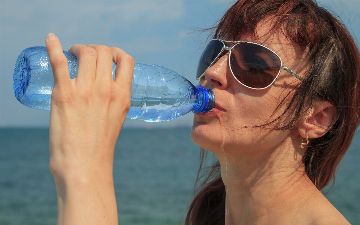 Диетолог рассказала, что пить два литра в день слишком много — почему?