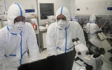  ВОЗ считает, что «омикрон» штамм коронавируса менее опасный, чем мутация «дельта» — почему?