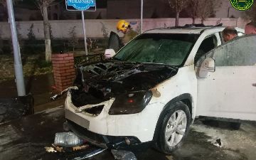 В Алмазарском районе Ташкента сгорел семейный автомобиль Orlando – видео