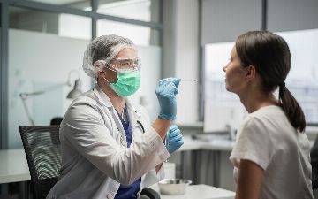 Вирусолог рассказала, почему омикрон-штамм обходит защиту вакцины