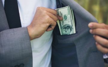 Замначальника управления Генпрокуратуры задержали за взятку в размере 3 тысяч долларов