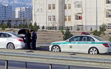 В Ашхабаде гаишники запретили носить темные маски