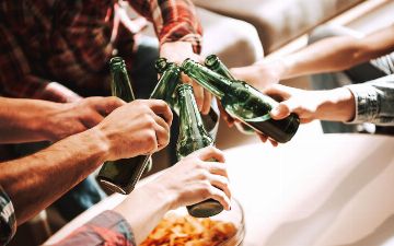 Может ли алкоголизм вылечить коронавирус?