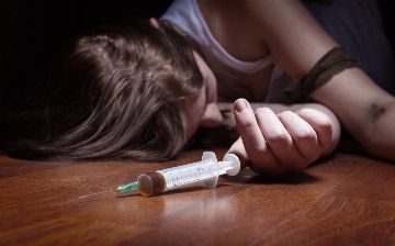 Какие условия побуждают людей становиться наркоманами?