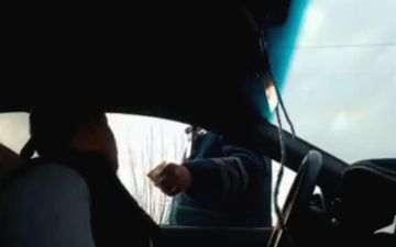 Узбекское ноу-хау: в Сырдарьинской области сотрудник ГАИ протестировал водителя на алкоголь через одноразовый стаканчик