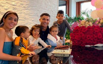 Стало известно, какой пол будет у двойни Роналду: принимаем ставки ламинат или паркет — видео