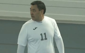 Президент Кыргызстана принял участие на турнире по футзалу - видео