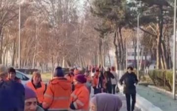 Сотрудники благоустройства устроили массовое скопление около хокимията Чиланзарского района из-за задержки зарплат - видео