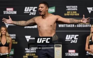 Тяжеловес UFC провалил взвешивание и попал в историю