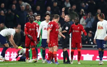 Четыре гола, девять желтых и одна красная карточка - посмотрите, какой была бойня «Тоттенхэма» и «Ливерпуля»