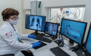 Иммунолог рассказал, кто может легко перенести омикрон-штамм коронавируса