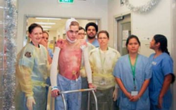 Мужчина сначала умер, а потом воскрес после двойного удара током в 120 тысяч вольт