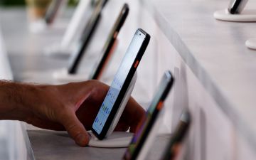 Reuters: США может запретить поставки телефонов в Россию в случае вторжения в Украину