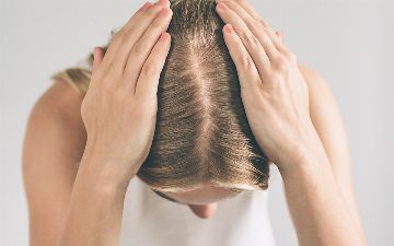 Блогерша рассказала о трех причинах выпадения волос