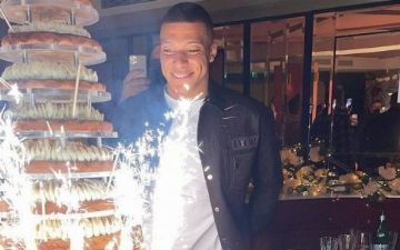 Игроки «ПСЖ» подарили Мбаппе на день рождения футболку с числом 2050 - фото 